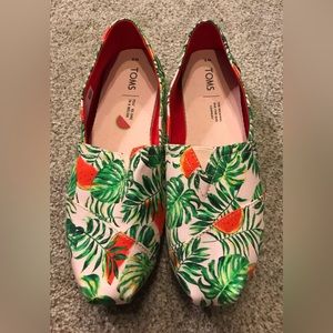 TOMS Size: 8
